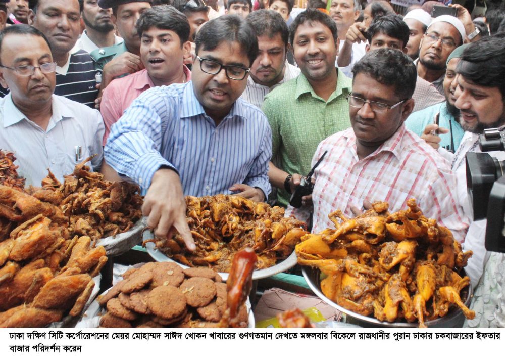 07-06-16-Mayor Sayed Khokan Visit_Chokhbazar Iftar Hat-2