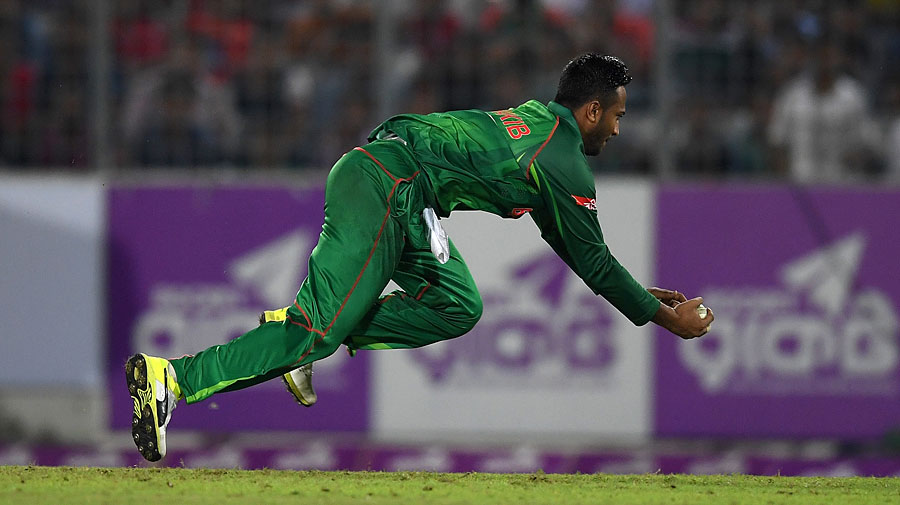 shakib-al-hasan-took-a-superb-catch-running-back-from-cover-bangladesh-v-england-2nd-odi-mirpur-october-9-2016